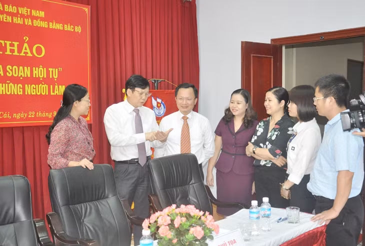 Các đại biểu trao đổi bên lề hội thảo.