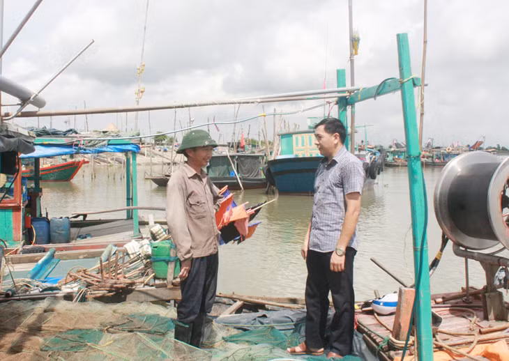Cán bộ xã Liên Hòa (TX Quảng Yên) tuyên truyền cho ngư dân địa phương không sử dụng các hình thức khai thác, đánh bắt thủy sản hủy diệt.