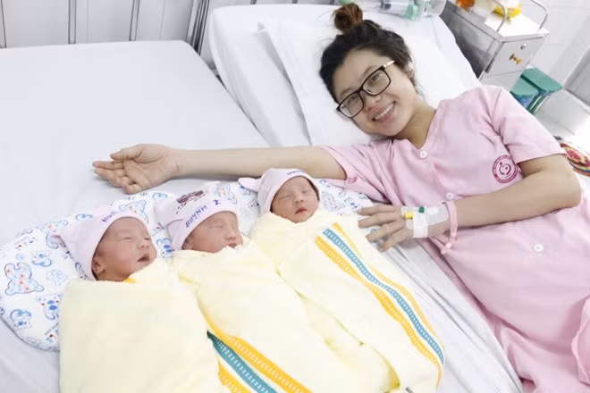Sản phụ H vui mừng khi hạ sinh thành công 3 bé gái. (Ảnh: Thanh Sang/TTXVN)