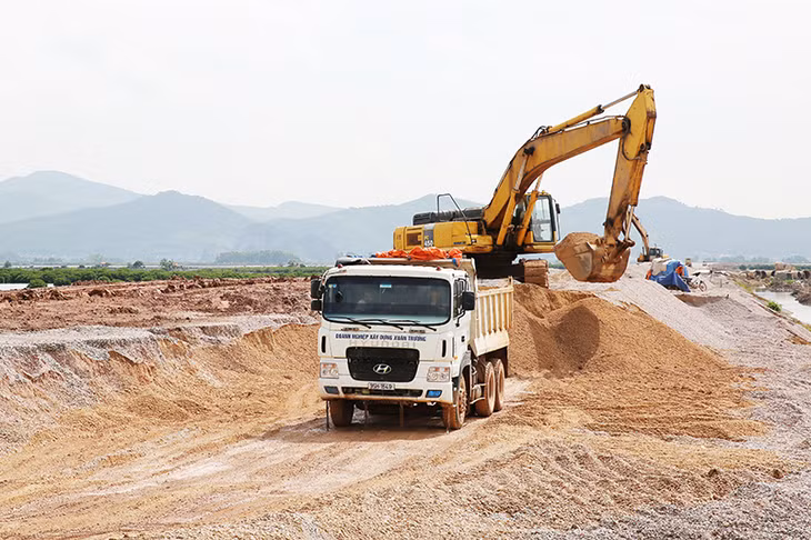 Nhà thầu tổ chức dỡ tải tại vị trí nền đường đã tắt lún để thi công trở lại.