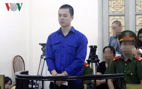 Bị cáo Hùng nghe tòa tuyên án.