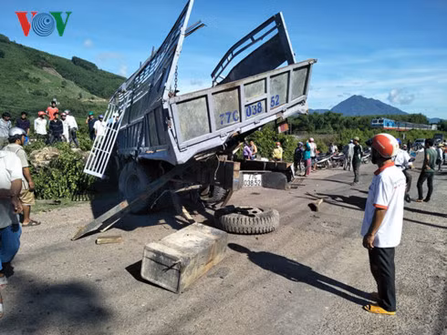 Chiếc xe tải bị biến dạng sau va chạm
