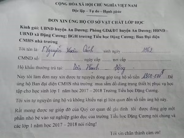 Đơn tự nguyện in sẵn tại Trường Tiểu học Đặng Cương (Hải Phòng), phụ huynh học sinh chỉ việc điền tên và ký . (Ảnh: HT/TTXVN)
