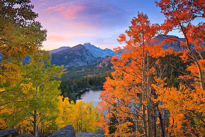 Vườn quốc gia núi Rocky, Colorado : Bất kỳ thời điểm nào trong năm, Colorado cũng là một trong những tiểu bang đẹp nhất nước Mỹ. Tuy nhiên, khi những cây dương lá rụng ngả sang màu vàng, đây là thời điểm đẹp nhất để ghé thăm núi Rocky. Ảnh: Thomasmangan.com