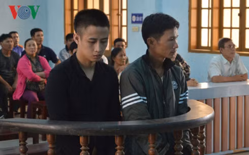 Bị cáo Vũ (trái) và Ngà trước vành móng ngựa.