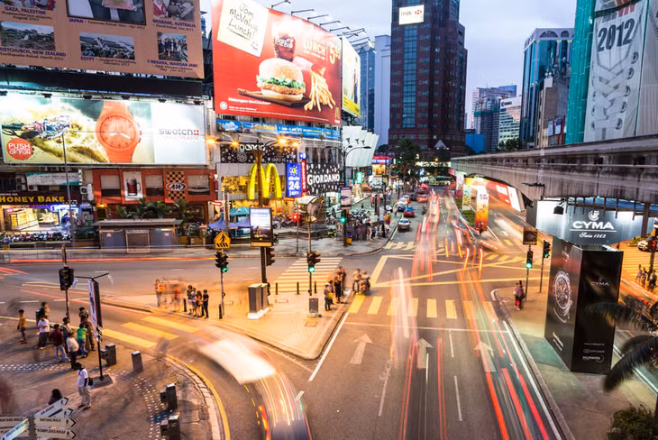 Nếu muốn trải nghiệm các khu vực mua sắm sầm uất, hãy đến Bukit Bintang. Được mệnh danh là thiên đường mua sắm, nơi đây sở hữu các trung tâm thương mại mọc san sát với đủ mặt hàng và mức giá, nhiều nhất là thời trang quần áo, kính, mũ và giày dép. Trong mùa sale cuối năm (kéo dài từ 1/11 đến 31/12) khu vực này vô cùng nhộn nhịp với nhiều món hàng bán với mức giá hấp dẫn.