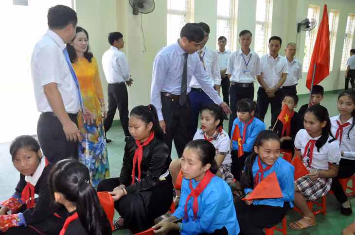 Đồng chí Vũ Văn Diện, Phó Chủ tịch tỉnh chúc mừng, động viên các em học sinh khối 6 được tuyển sinh vào trường năm học 2017-2018