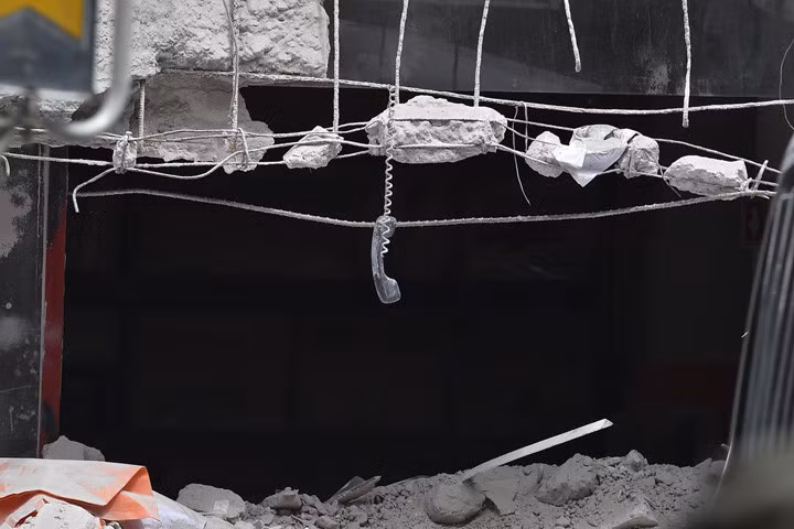 Cận cảnh sự tàn phá do động đất gây ra cho một tòa nhà ở thành phố Mexico, hình ảnh chụp vào ngày 21/9. Ảnh: AFP./.