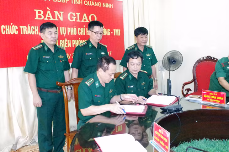 Đại tá Nguyễn Văn Thiện và Thượng tá Bùi Thế Tuyên ký biên bản bàn giao