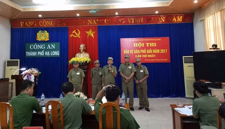 Ban bảo vệ dân phố phường Cao Xanh thực hiện phần thi giải quyết tình huống