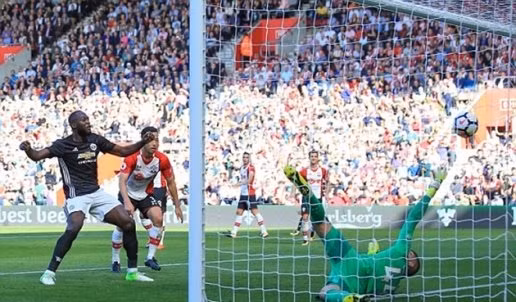  Lukaku sút tung lưới Southampton.