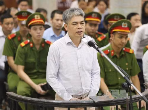 Bị cáo Nguyễn Xuân Sơn, nguyên Tổng giám đốc Ngân hàng thương mại cổ phần Đại Dương (OceanBank) nói lời sau cùng trước khi tòa tuyên án. Ảnh: Doãn Tấn/TTXVN