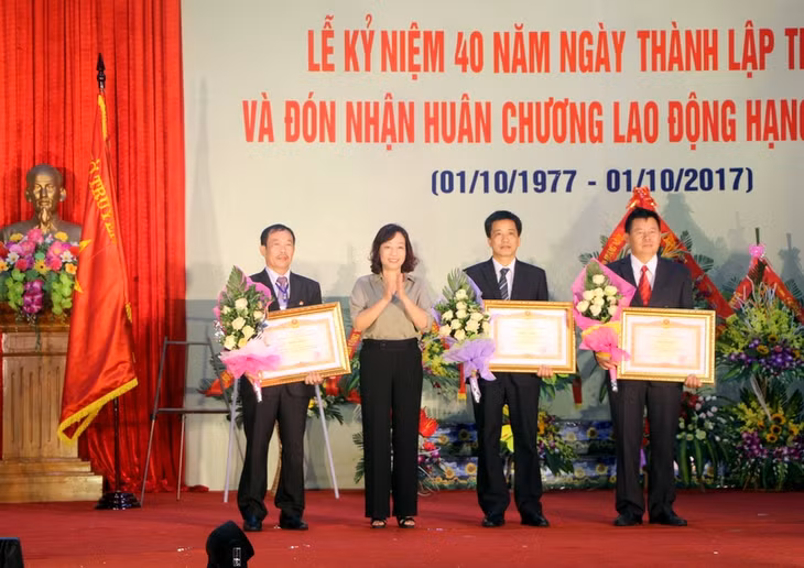 Phó Chủ tịch HĐND tỉnh Vũ Thị Thu Thủy trao Bằng khen của UBND tỉnh cho các cá nhân có thành tích xuất sắc đóng góp vào công cuộc xây dựng và phát triển 