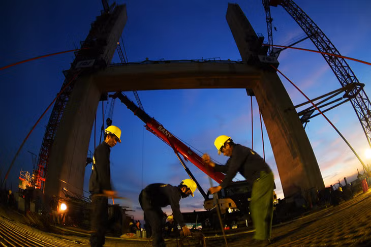 Màn đêm buông xuống, những tiếng máy, tiếng va chạm của sát thép vẫn rộn vang trên công trường, không khí làm việc hết sức sôi động.