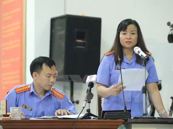 Bà Nguyễn Thị Hồng Vân, đại diện Viện kiểm sát nhân dân Thành phố Hà Nội đối đáp với các luật sư bào chữa cho các bị cáo. (Ảnh: Doãn Tấn/TTXVN)