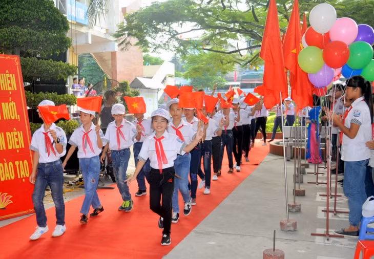 Các em học sinh lớp 6 hân hoan trong ngày đầu tiên bước chân vào ngôi trường mới.