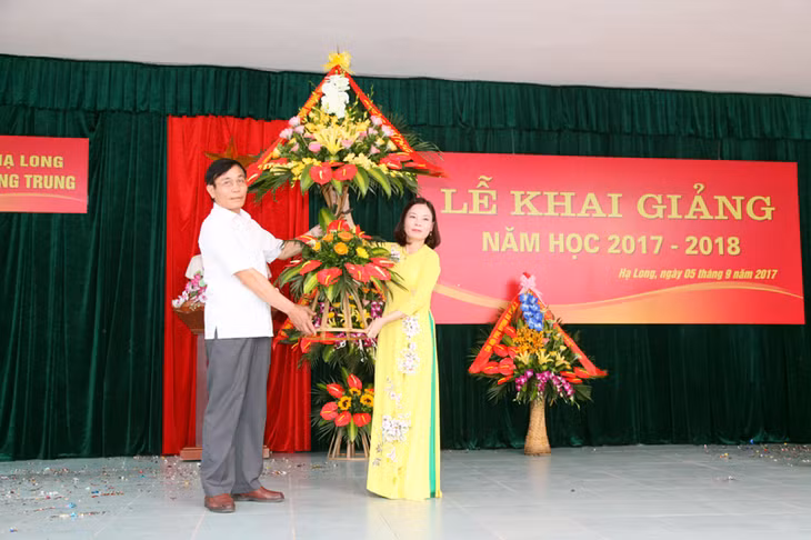 Đồng chí Vũ Ngọc Giao, Ủy viên Ban Thường vụ Tỉnh ủy, Trưởng Ban Tổ chức Tỉnh ủy tặng hoa chúc mừng thầy và trò trường Tiểu học Quang Trung.