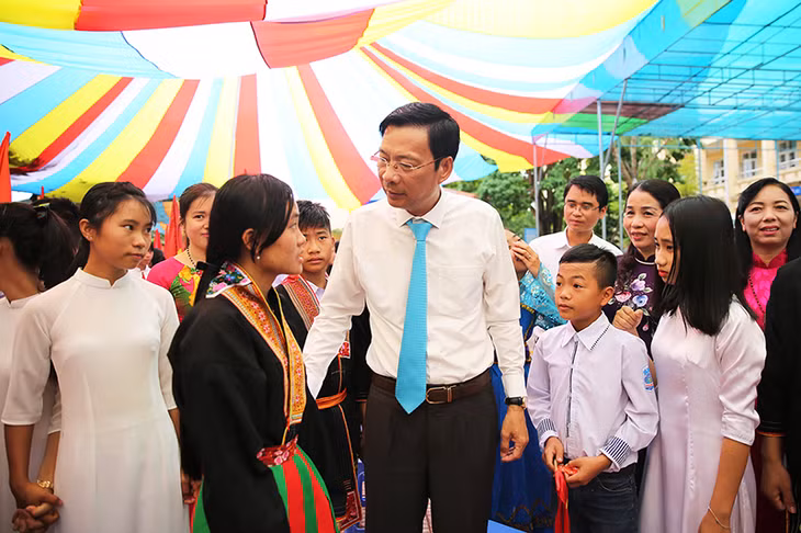 Đồng chí Bí thư Tỉnh ủy trò chuyện với học sinh lớp 10 Trường THPT Hoành Bồ.