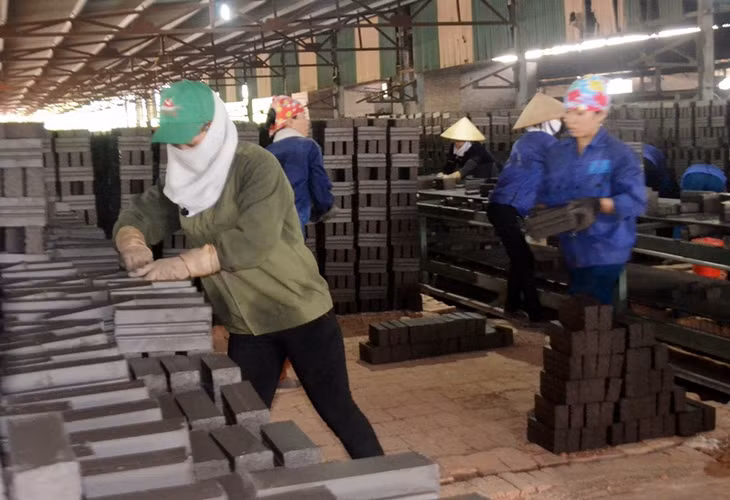 Công nhân lao động đang làm việc tại Phân xưởng gạch mộc, Công ty CP Sông Hồng 12, là một trong những đơn vị nợ đọng BHXH kéo dài.
