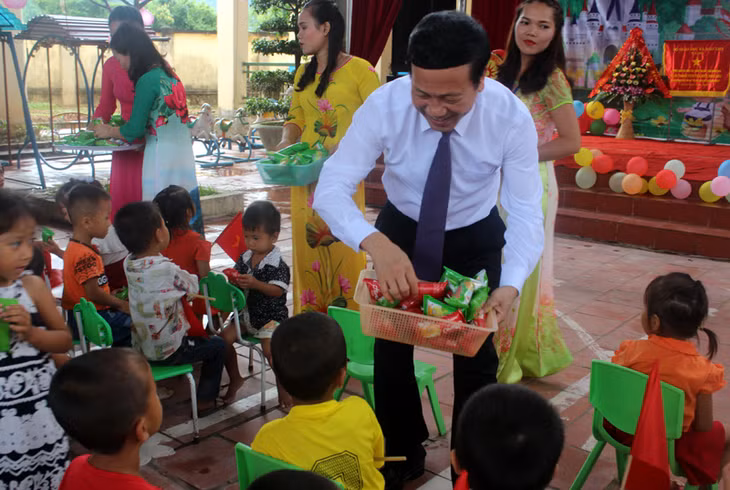 Các đồng chí lãnh đạo tỉnh, huyện tặng quà cho các cháu Trường Mầm non Bình Dân