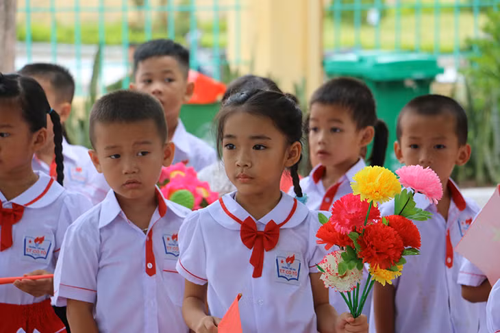 Học trò huyện đảo tiền tiêu Cô Tô đến trường ngày khai giảng.
