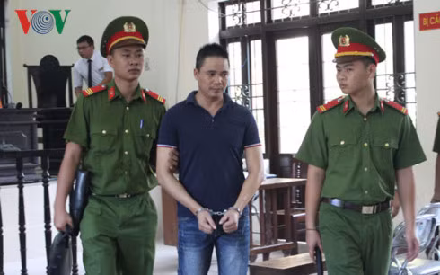 Bị cáo Nguyễn Trọng Phương được áp giải ra xe chuyên dụng sau khi nghe quyết định hoãn phiên tòa.