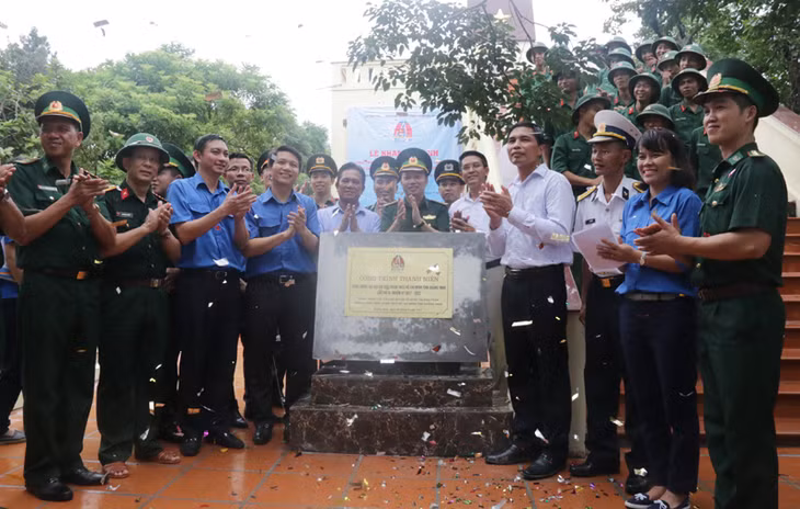 Lãnh đạo tỉnh cùng ĐVTN dự lễ khánh thành Công trình thanh niên: Nhà lưu niệm Cột cờ chủ quyền Tổ quốc tại đảo Trần (Cô Tô). Ảnh: Nguyễn Dung