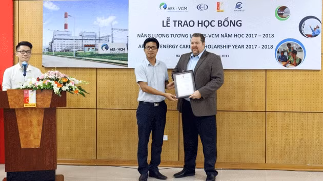 Đại diện quỹ học bổng trao thưởng cho các sinh viên xuất sắc.