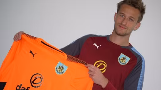  Thủ môn Anders Lindegaard vừa kí hợp đồng có thời hạn một mùa giải với Burnley.