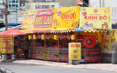 Dù giá giảm mạnh song bánh trung thu vẫn ế (Ảnh: Lao động)