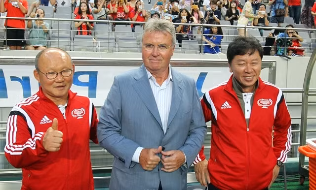 HLV Park Hang Seo (trái) người là trợ lý cho HLV lừng danh người Hà Lan Guus Hiddink tại World Cup 2002 sẽ dẫn dắt tuyển Việt Nam.