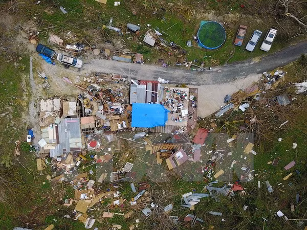 Cảnh hư hại sau bão Maria ở Catano, Puerto Rico ngày 21/9. (Nguồn: AFP/TTXVN)