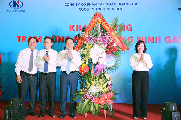 Đồng chí Vũ Thị Thu Thủy, Phó Chủ tịch UBND tỉnh, tặng hoa chúc mừng chủ đầu tư.