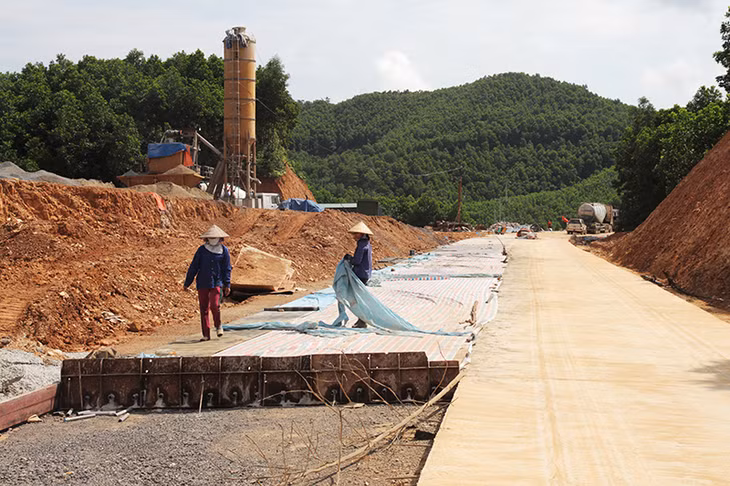 Đường dẫn 2 đầu cầu dài 520m, quy mô tiêu chuẩn đường cấp III miền núi, vận tốc thiết kế 60km/h, có bề rộng nền đường đồng nhất với bề rộng cầu (9m). Hạng mục này sẽ hoàn thành trước 30/9/2017.
