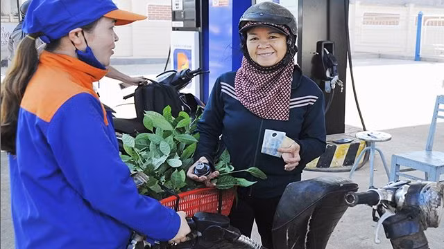 Chi phí cho xăng, dầu so thu nhập của người dân chiếm tỷ trọng rất cao. Ảnh: N.NAM