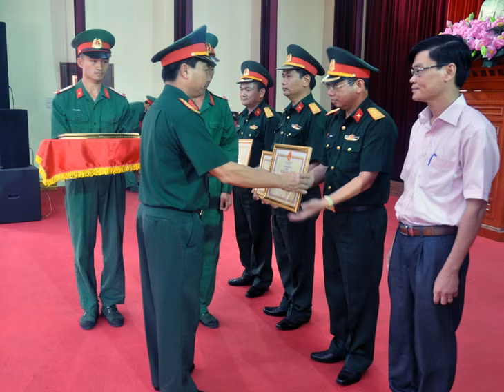 Lãnh đạo Quân khu 3 trao Bằng khen của Quân khu 3 cho những tập thể, cá nhân có thành tích xuất sắc trong quá trình thực hiện Luật DQTV