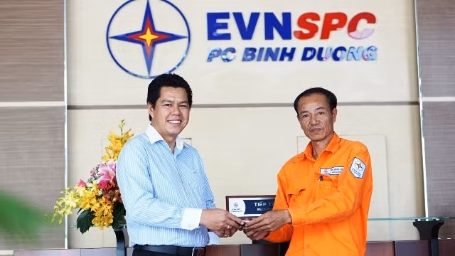 Ông Khá (phải) bàn giao tài sản cho người đánh rơi.