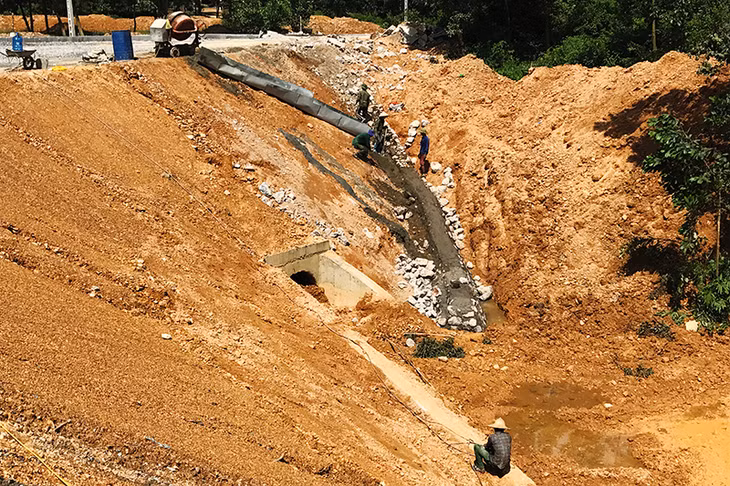 Hiện nhà thầu đang tập trung thiết bị, nhân lực thi công hệ thống mái taluy âm tại mố cầu, rãnh thoát nước mặt đường.