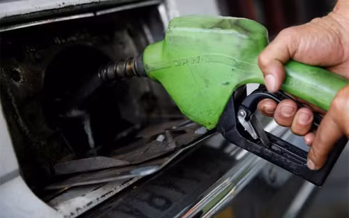 Tổ chức Các nước xuất khẩu dầu lửa (OPEC), Nga và một số nước sản xuất dầu khác đã cắt giảm sản lượng khoảng 1,8 triệu thùng/ngày từ đầu năm 2017, giúp nâng giá dầu tăng khoảng 15% trong 3 tháng qua - Ảnh: Reuters.