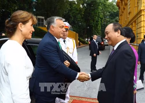 Thủ tướng Nguyễn Xuân Phúc đón Thủ tướng Hungary Orbán Viktor tại Phủ Chủ tịch sáng 25/9. Ảnh: Thống Nhất/TTXVN