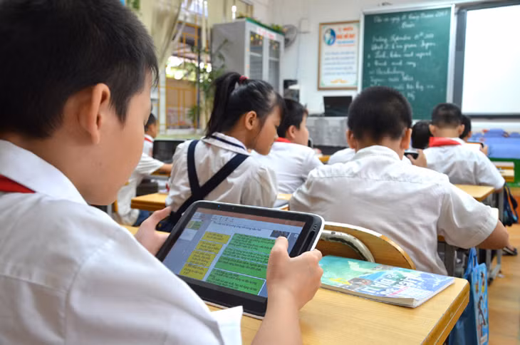 Học sinh chủ động tìm kiếm thông tin bài học và làm bài tập trên máy tính bảng 
