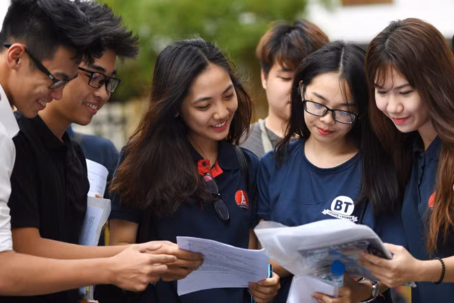 Thí sinh sau giờ thi THPT quốc gia năm 2017. Ảnh: Anh Tuấn.