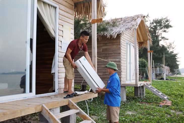Cơ sở To Co To Mini Resort tiến hành tháo dỡ các trang thiết bị điện lắp đặt bên trong căn nhà