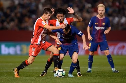 Đội chủ nhà kìm hãm được khả năng dứt điểm của Messi nhưng liên tục phản lưới.