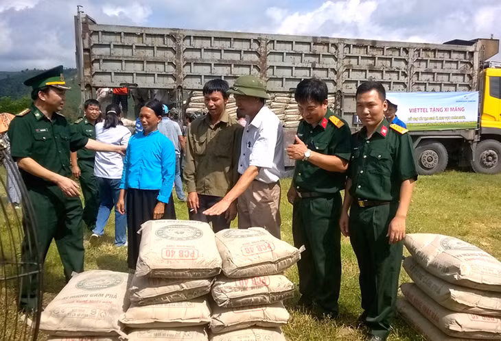 Tập đoàn Viễn thông Quân đội Viettel hỗ trợ xi măng xây dựng, cải tạo nhà ở, chuồng trại chăn nuôi cho đồng bào nghèo huyện Bình Liêu