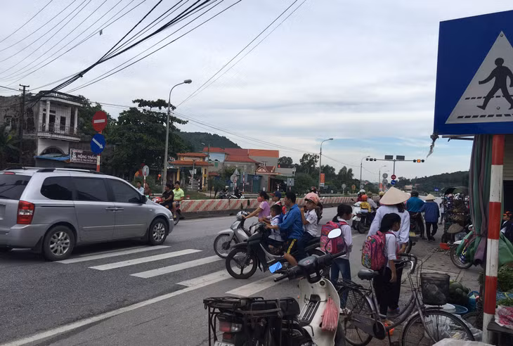 Lối mở qua đường nằm ở đoạn này tiềm ẩn nguy cơ tai nạn giao thông bởi lưu lượng người, phương tiện qua đường lớn.