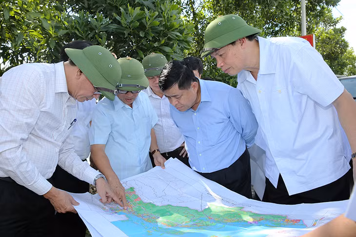Bộ trưởng Bộ KH&ĐT nghe báo cáo quy hoạch vị trí nghiên cứu đầu tư Khu phức hợp đô thị, công nghiệp, công nghệ cao Sông Khoai, TX Quảng Yên.