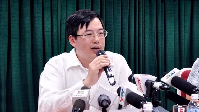 Phó Cục trưởng Đặng Quyết Tiến thông tin tại buổi họp báo chuyên đề "Giới thiệu chính sách về cổ phần hóa DNNN năm 2017.
