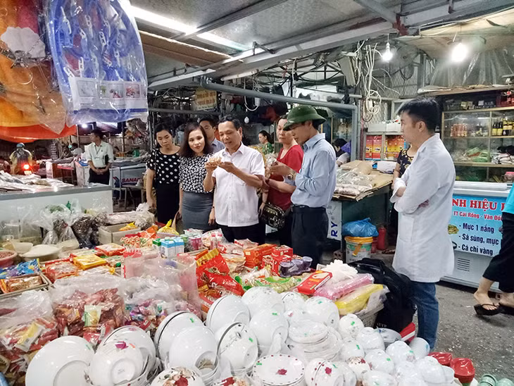 Đoàn kiểm tra liên ngành của tỉnh kiểm tra VSATTP tại chợ Cái Rồng, huyện Vân Đồn dịp trung thu 2017. Ảnh: Minh Khương (Trung tâm Truyền thông GDSK Quảng Ninh)