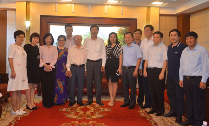 Nghệ sĩ Đặng Huỳnh Thái chụp ảnh lưu niệm với lãnh đạo tỉnh và các sở, ngành liên quan. 